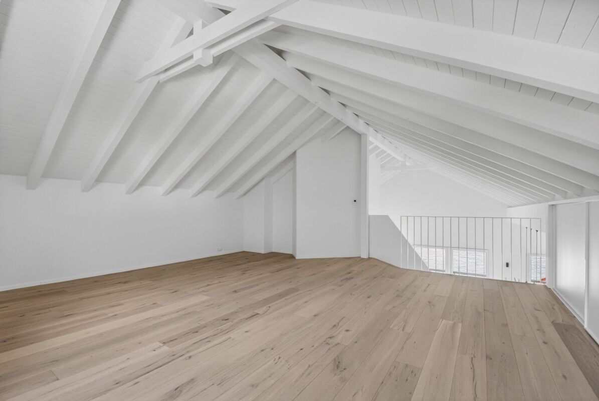 Heller Dachbodenraum mit sichtbaren Holzbalken