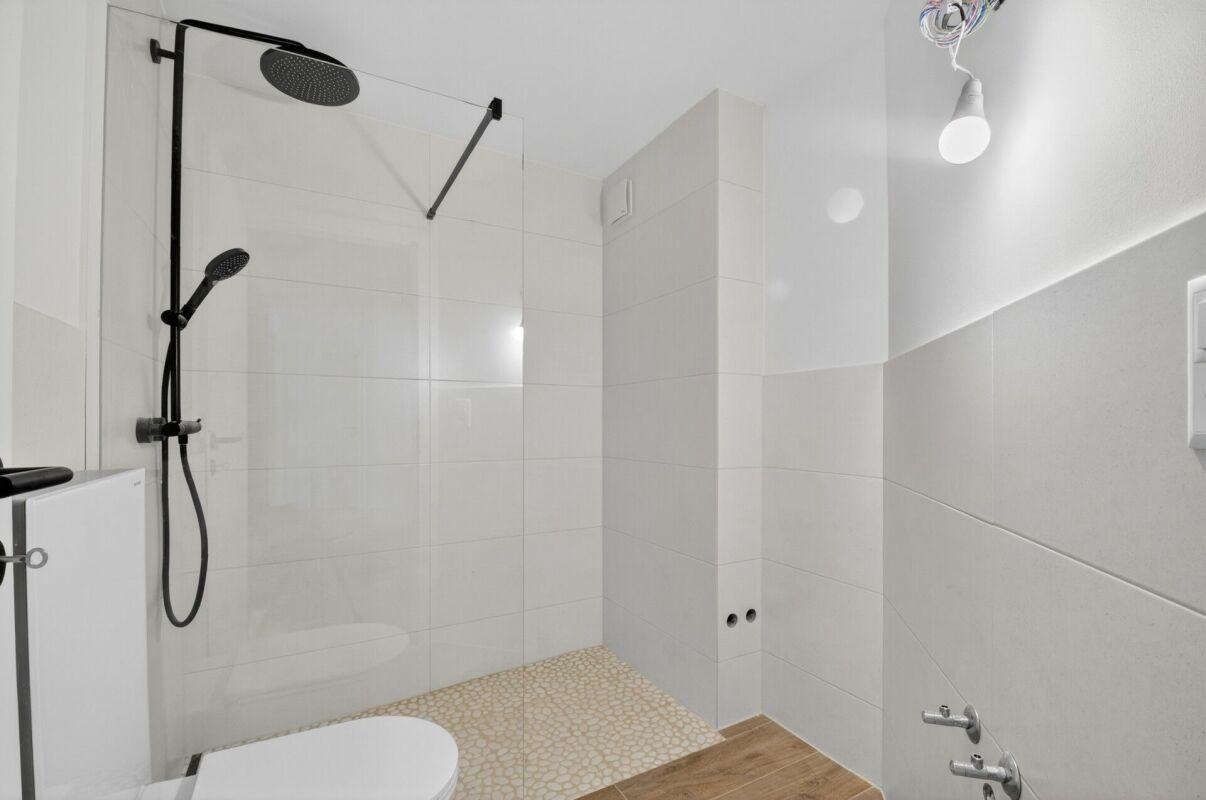 Modernes Badezimmer mit Dusche