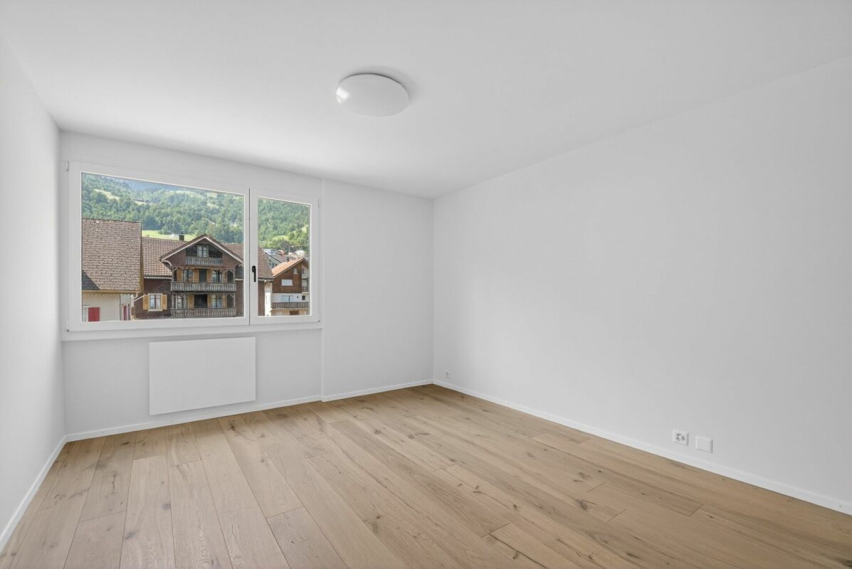 Heller leerer Raum mit Bergblick