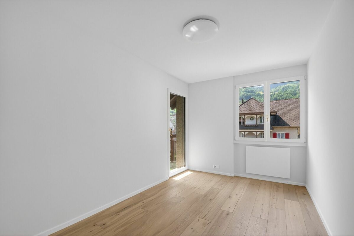 Helles, leeres Zimmer mit Blick ins Grüne