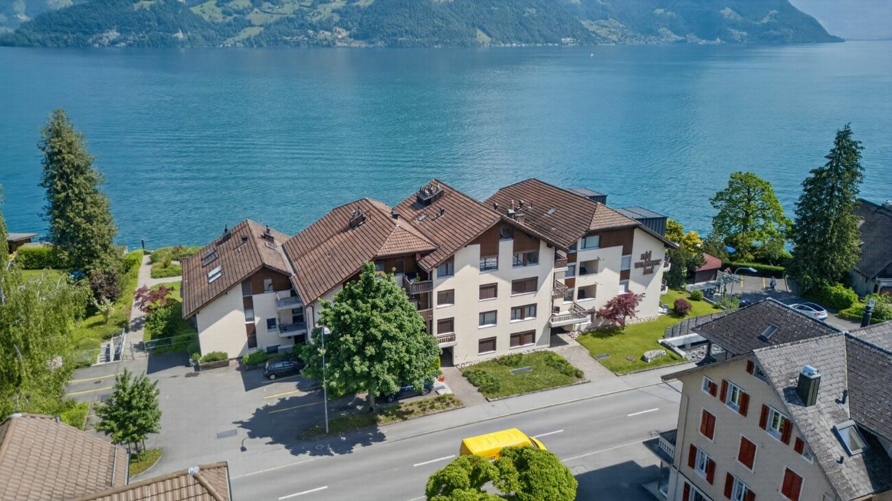 Seeblick auf Wohnanlage