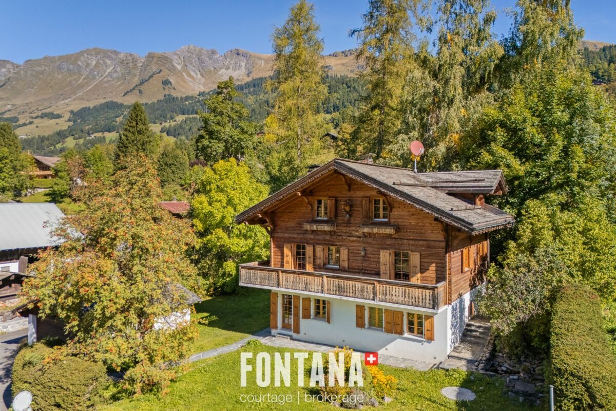 Alpenhaus mit Balkon und Bergkulisse