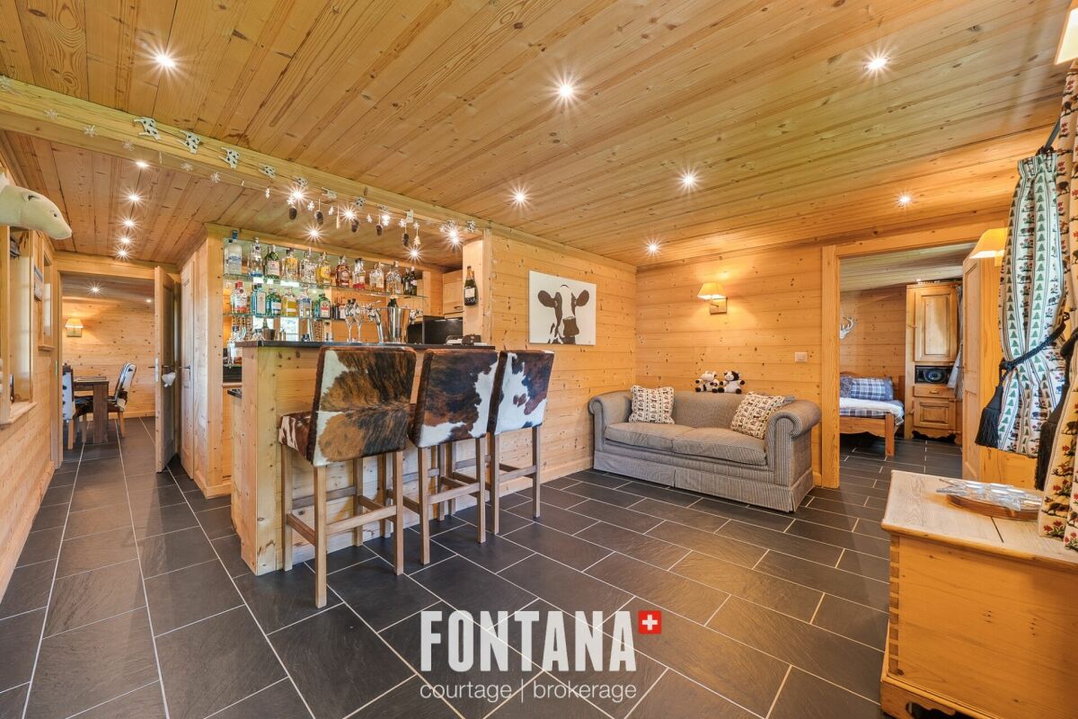Gemütlicher Chalet-Wohnraum mit Barbereich