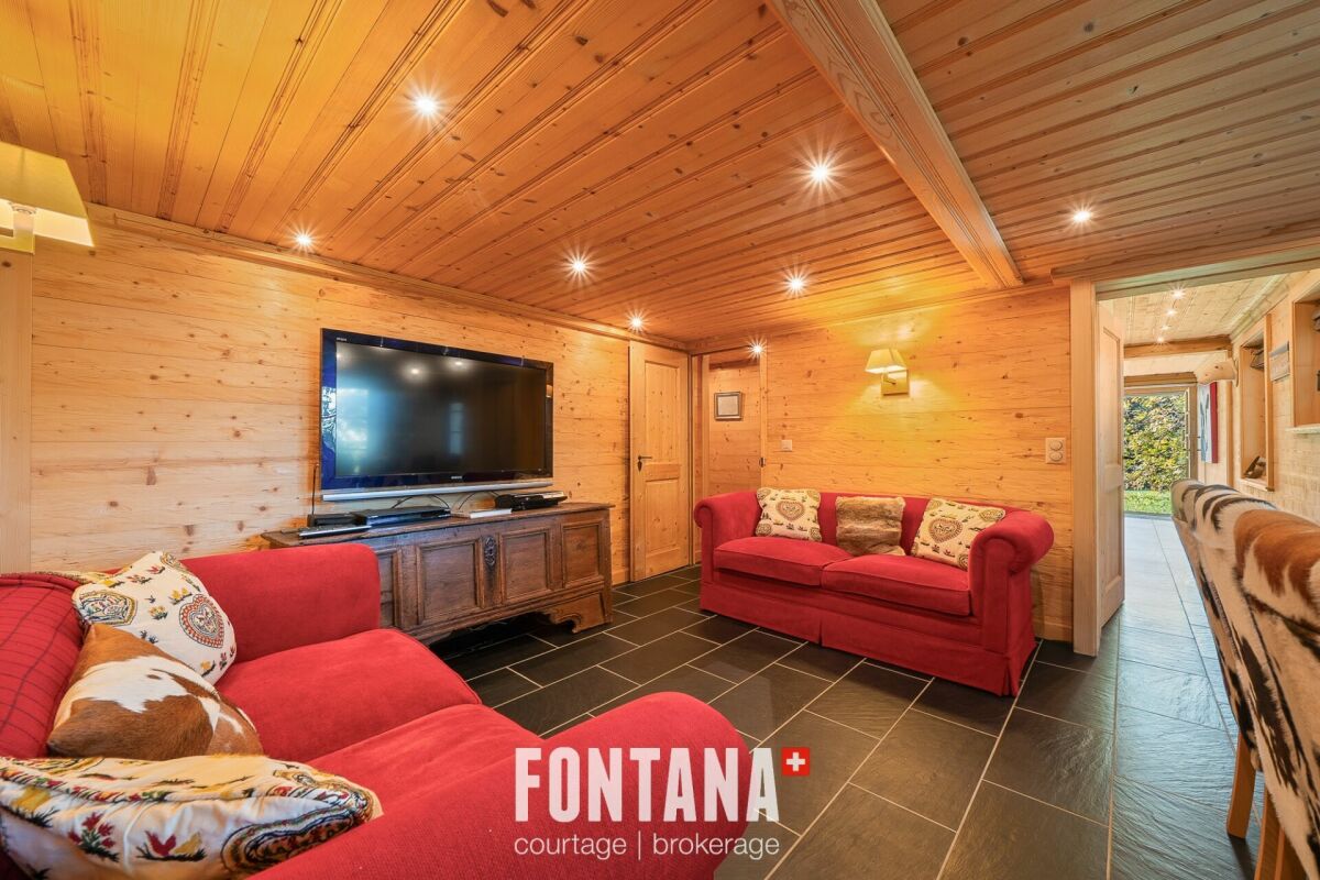 Gemütliches Holzwohnzimmer mit roten Sofas