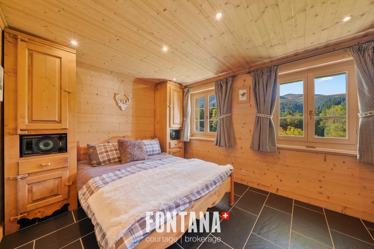 Gemütliches Holzschlafzimmer mit Bergblick