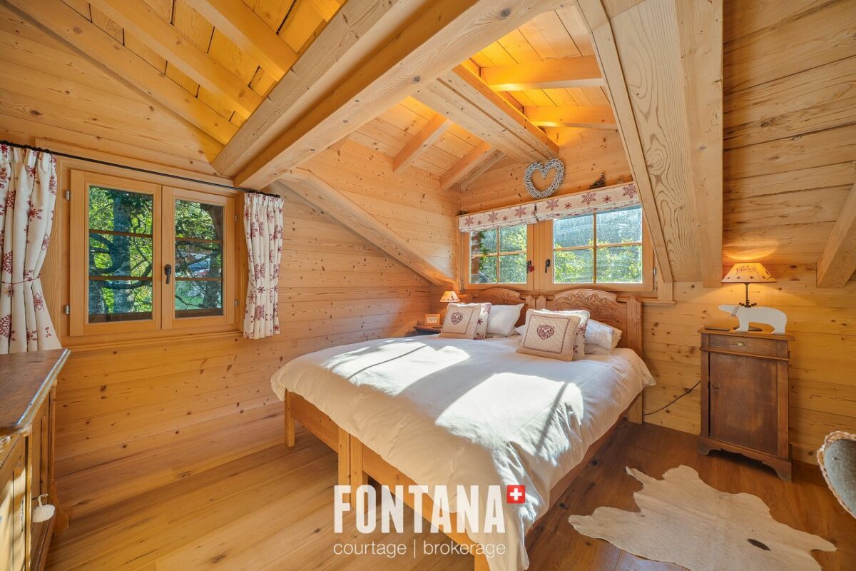 Gemütliches Holzschlafzimmer im Dachgeschoss