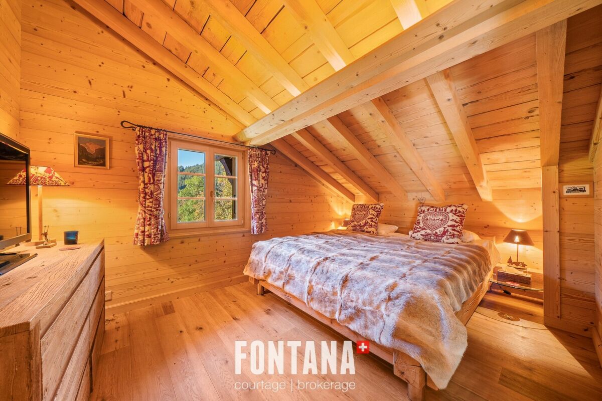 Gemütliches Dachgeschoss-Schlafzimmer im Chalet-Stil