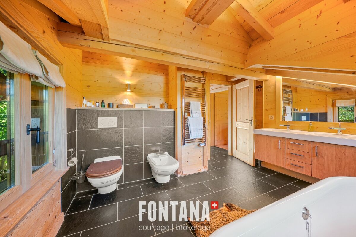 Rustikales Badezimmer im Holzchalet
