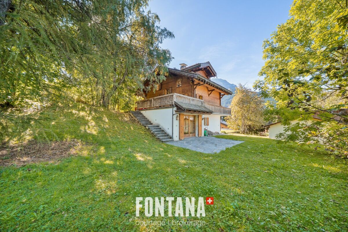 Alpines Holzhaus mit Garten