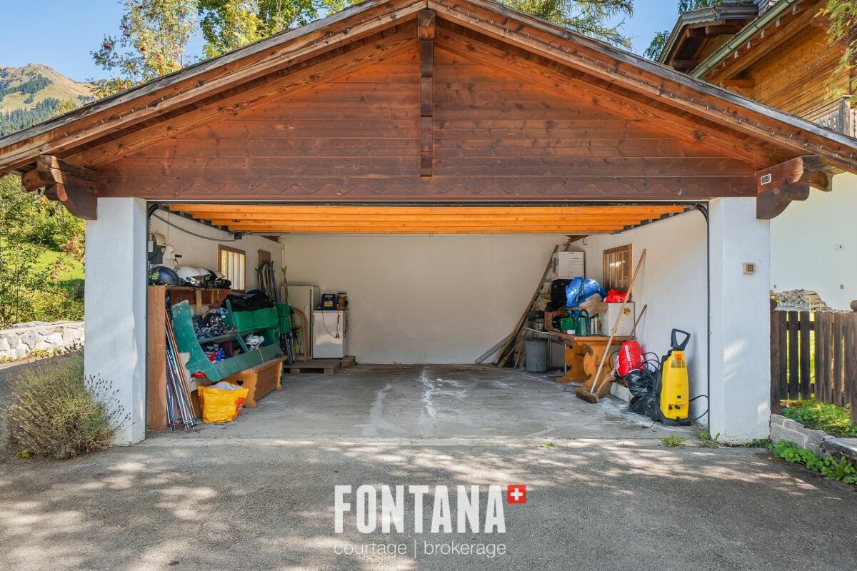 Offene Doppelgarage mit Holzgiebel