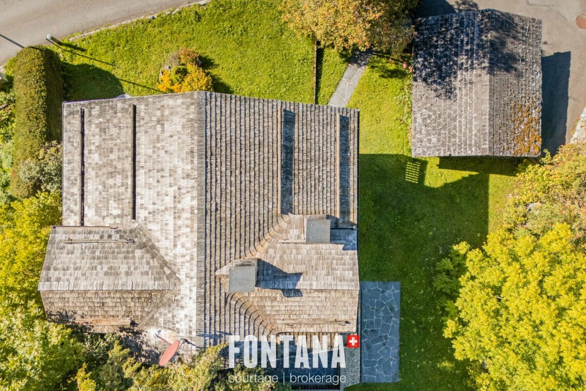 Luftaufnahme eines Hauses mit Nebengebäude