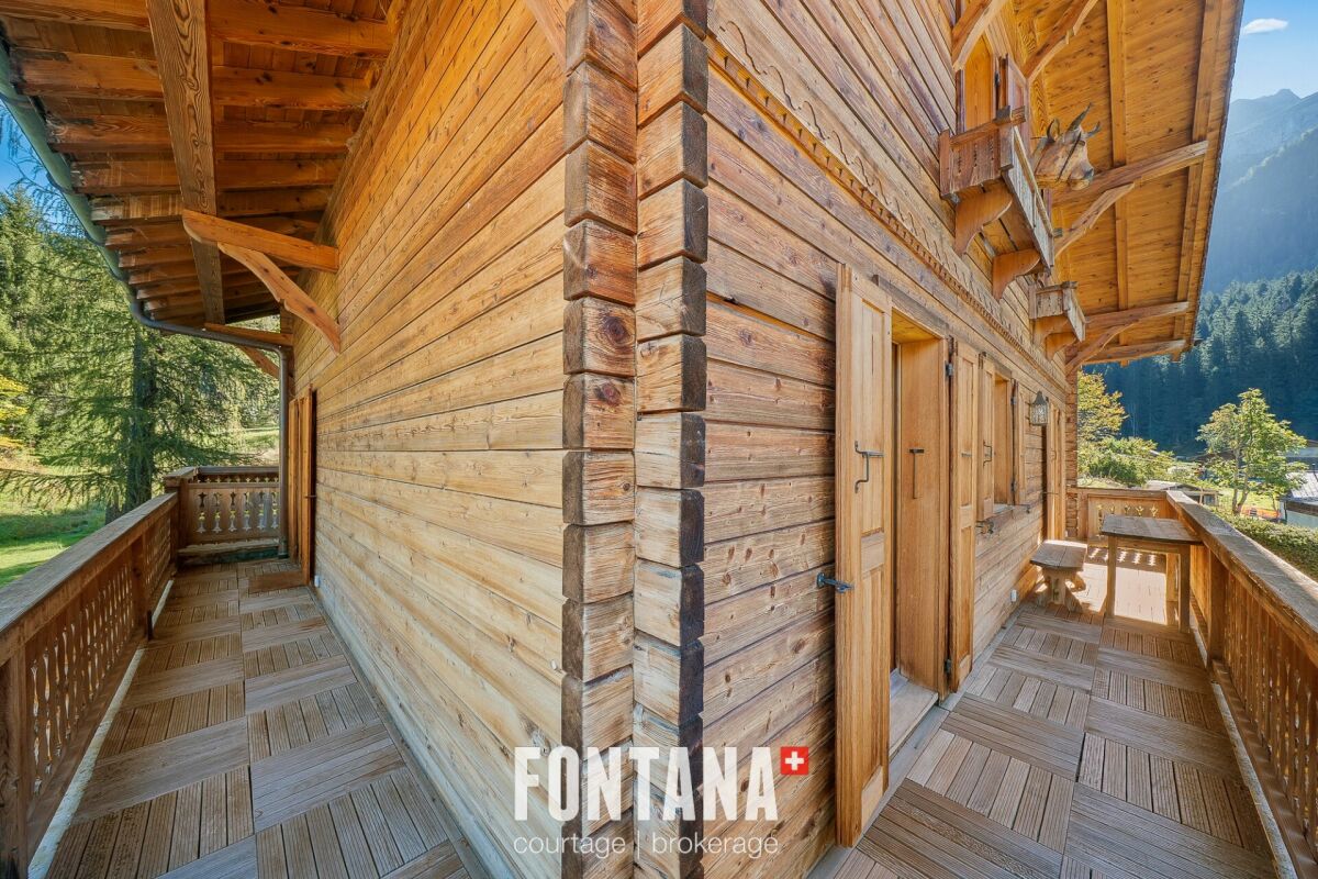 Holzchalet mit umlaufender Terrasse