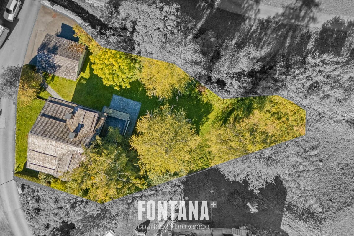 Luftaufnahme eines Grundstücks mit Wohnhaus und Garten