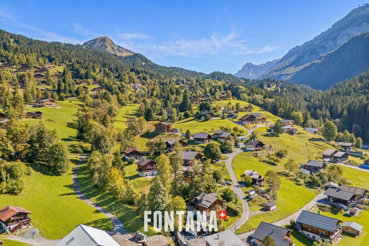Alpine Landschaft mit verstreuten Chalets