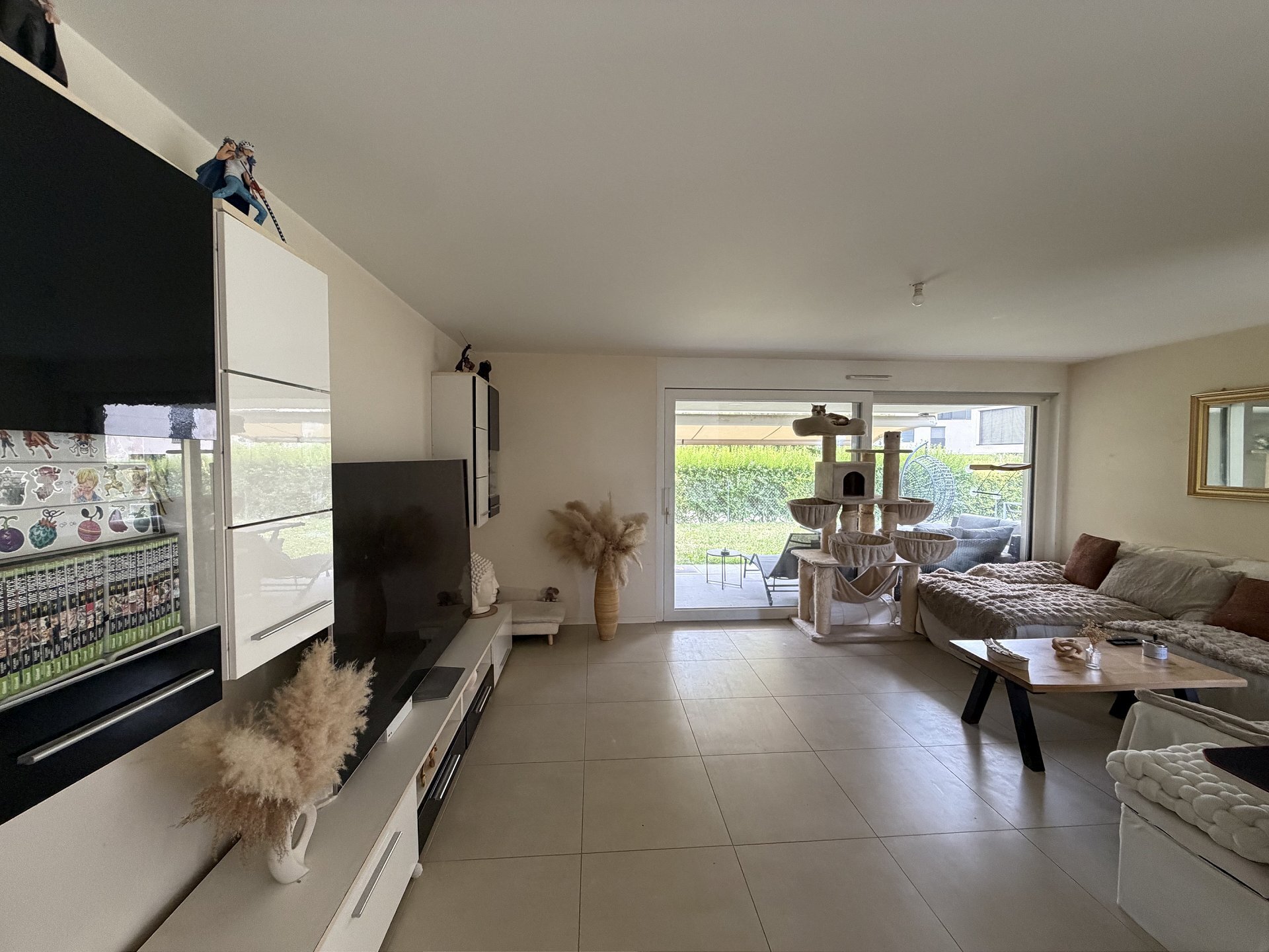 Heller Wohnraum mit Terrassenzugang und Katzenbaum