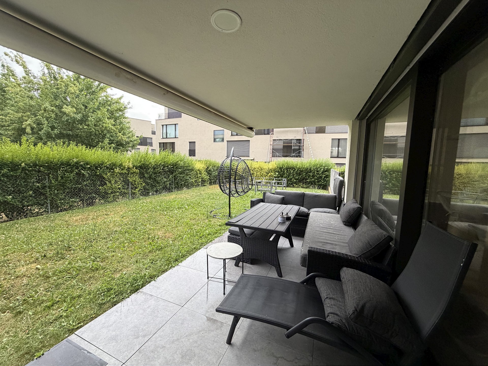 Überdachte Terrasse mit Gartenblick