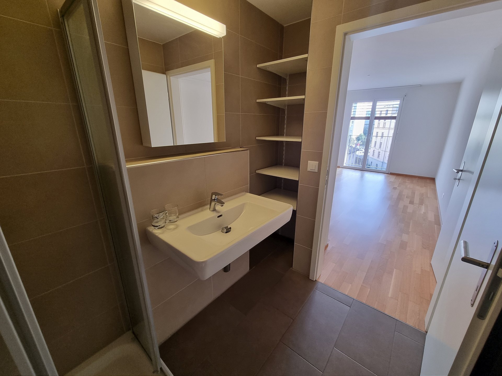 Modernes Badezimmer mit Blick ins Schlafzimmer