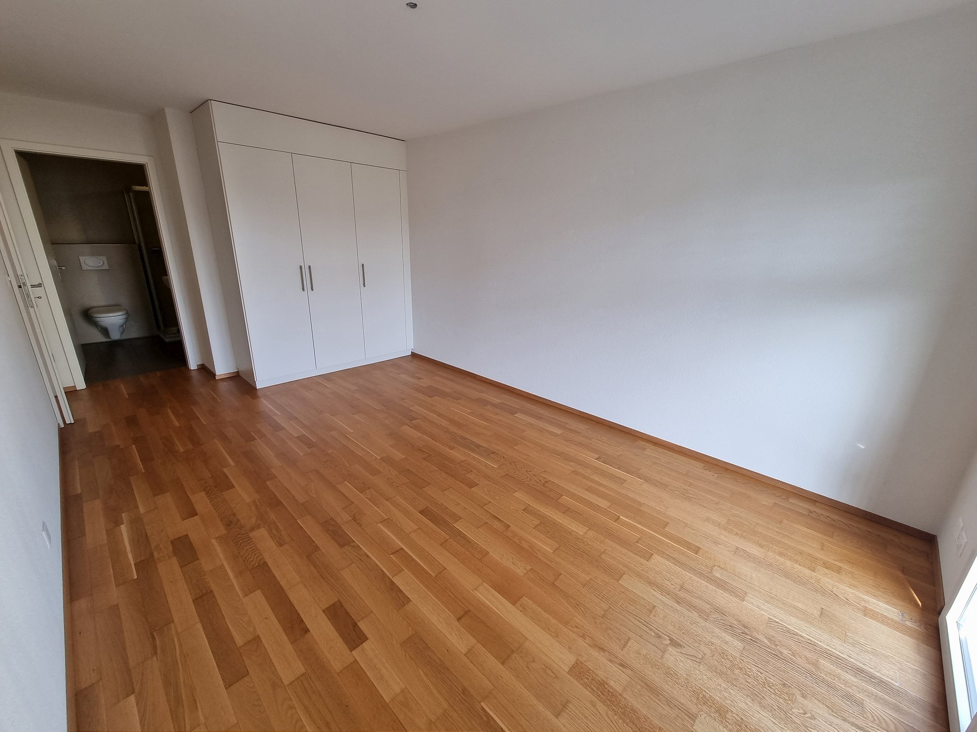Helles, leeres Schlafzimmer mit Einbauschrank
