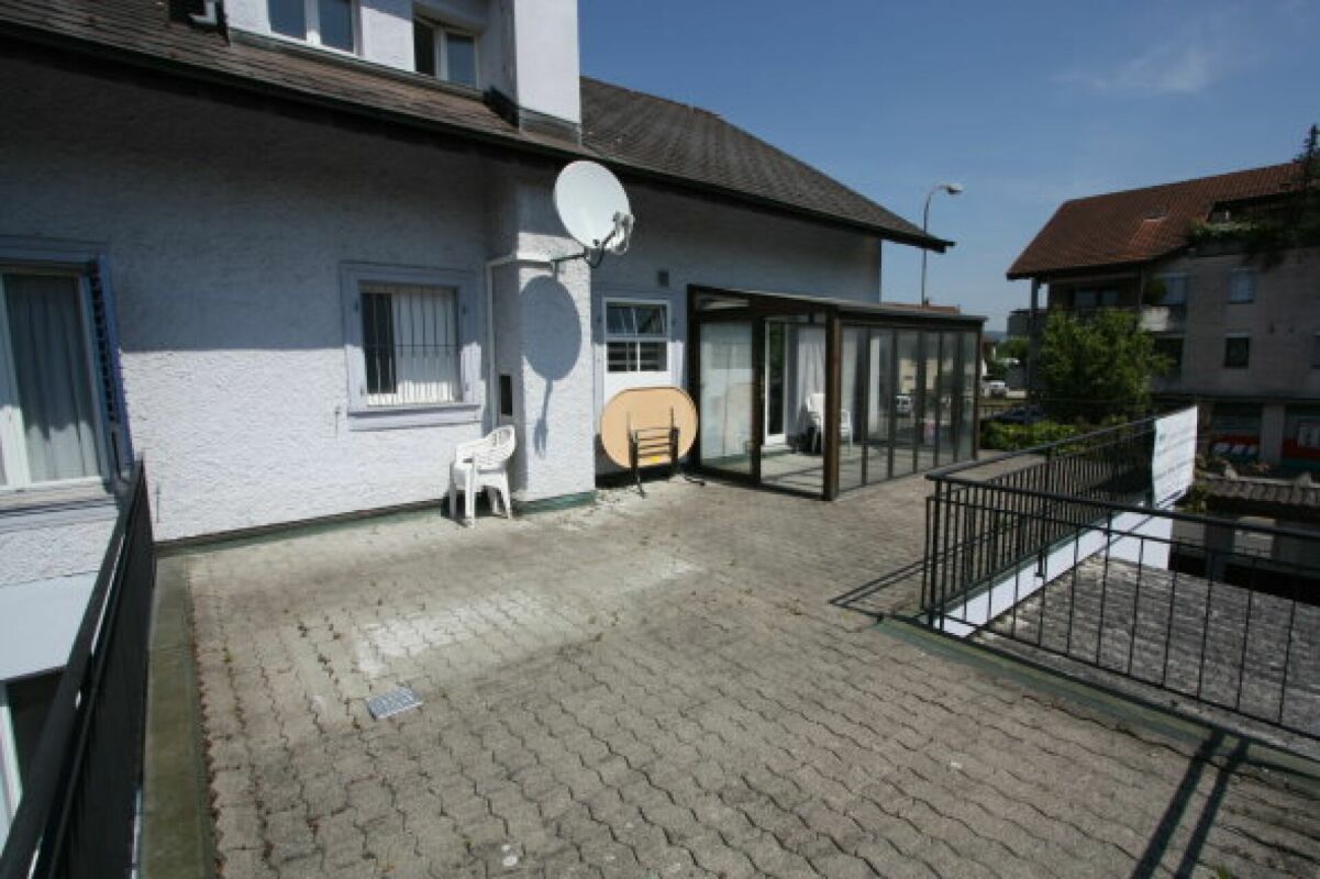Dachterrasse mit Wohnhaus und verglastem Anbau
