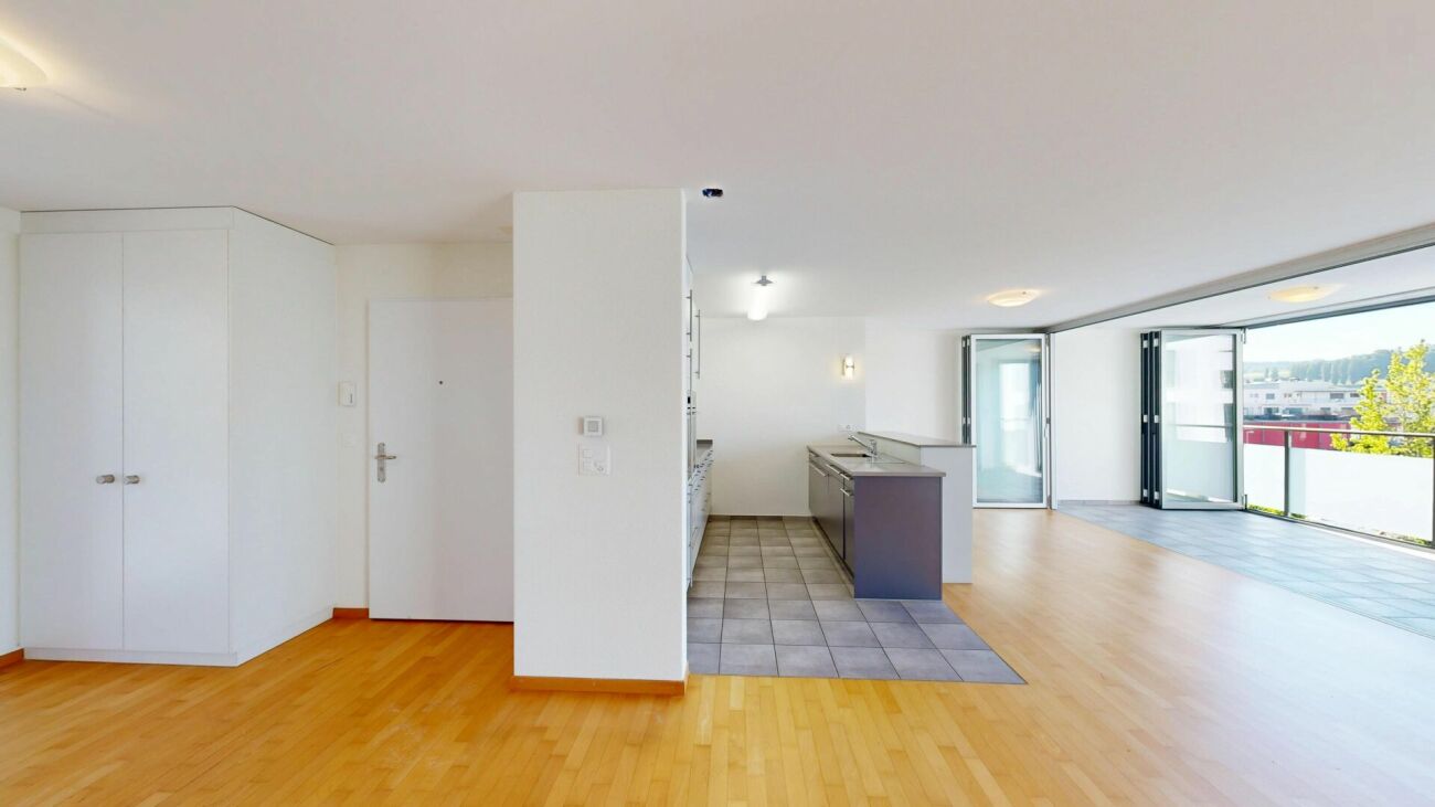 Offener Wohnbereich mit Küche und Balkon