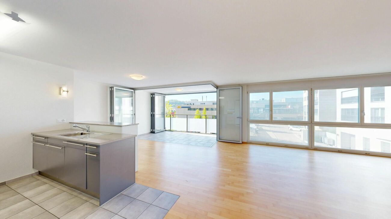 Helle Wohnküche mit großem Balkon und viel Tageslicht