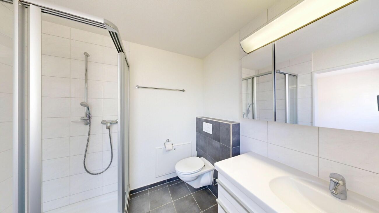 Modernes Badezimmer mit Dusche und WC