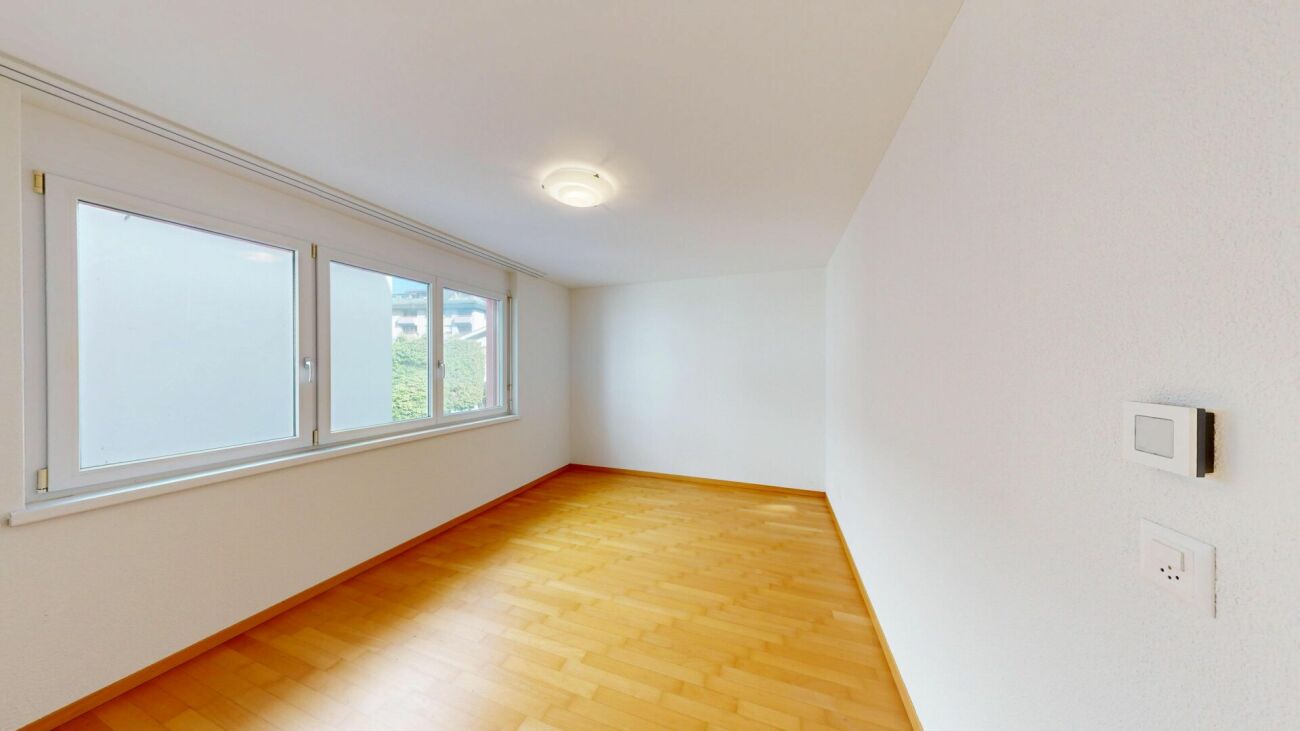 Heller leerer Raum mit großen Fenstern
