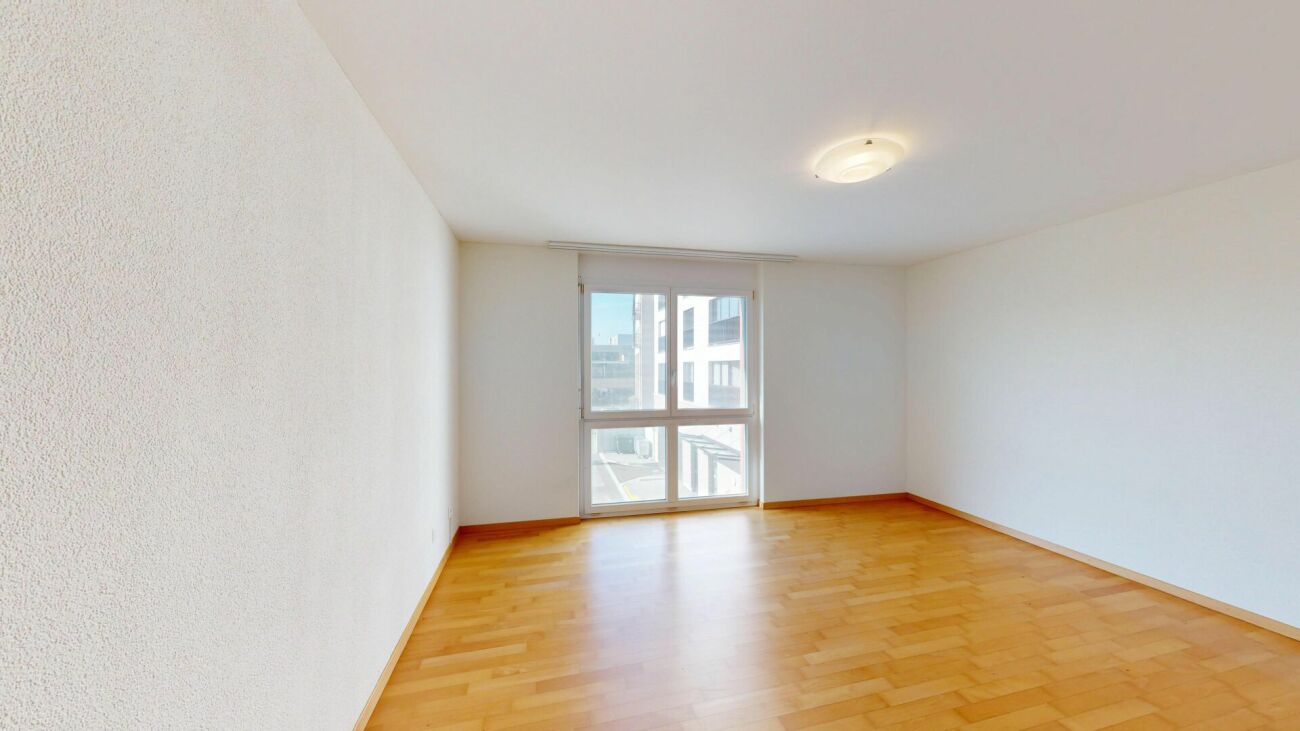 Leerer heller Wohnraum mit großem Fenster