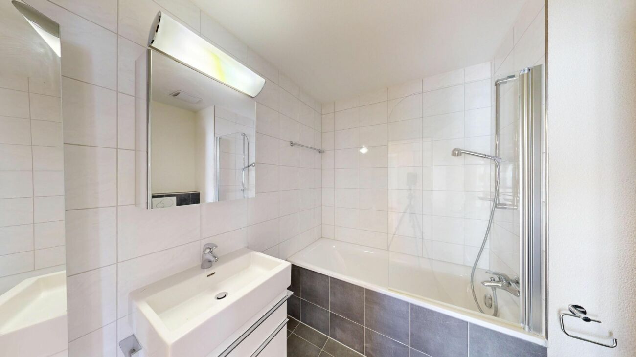 Helles Badezimmer mit Badewanne und Waschtisch