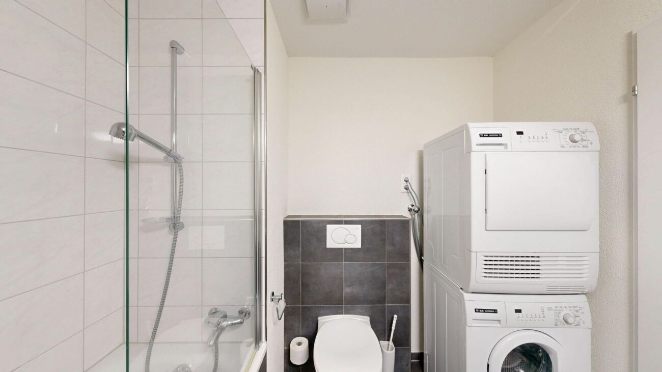 Hauswirtschaftsraum mit Dusche und Waschturm
