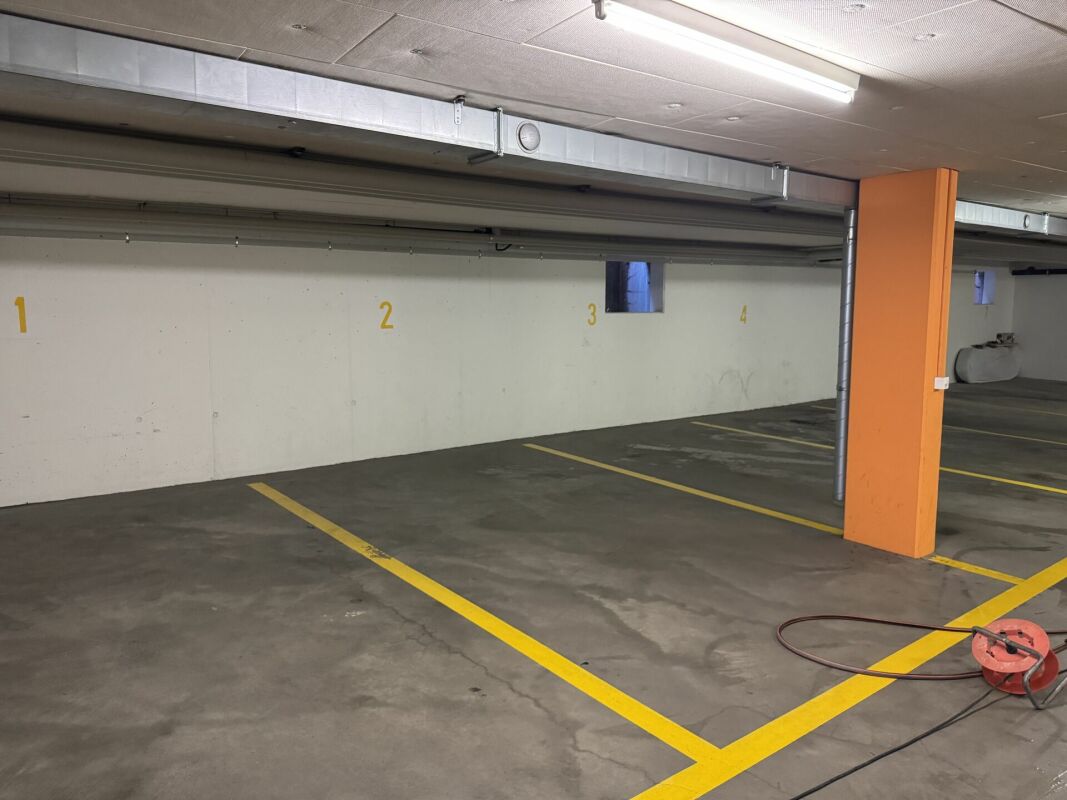 Tiefgarage mit Stellplätzen
