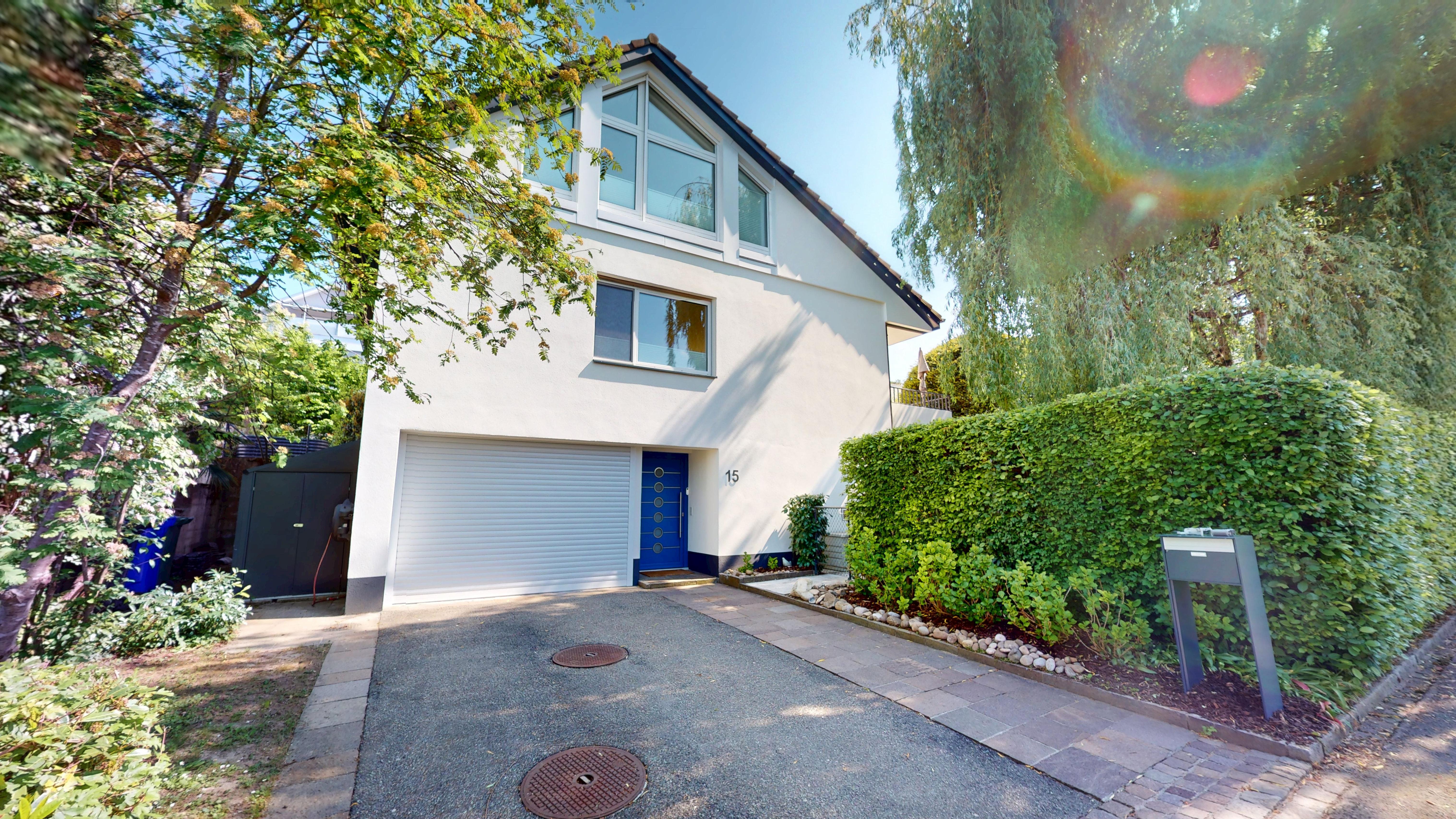Einfamilienhaus mit Garage und Garten