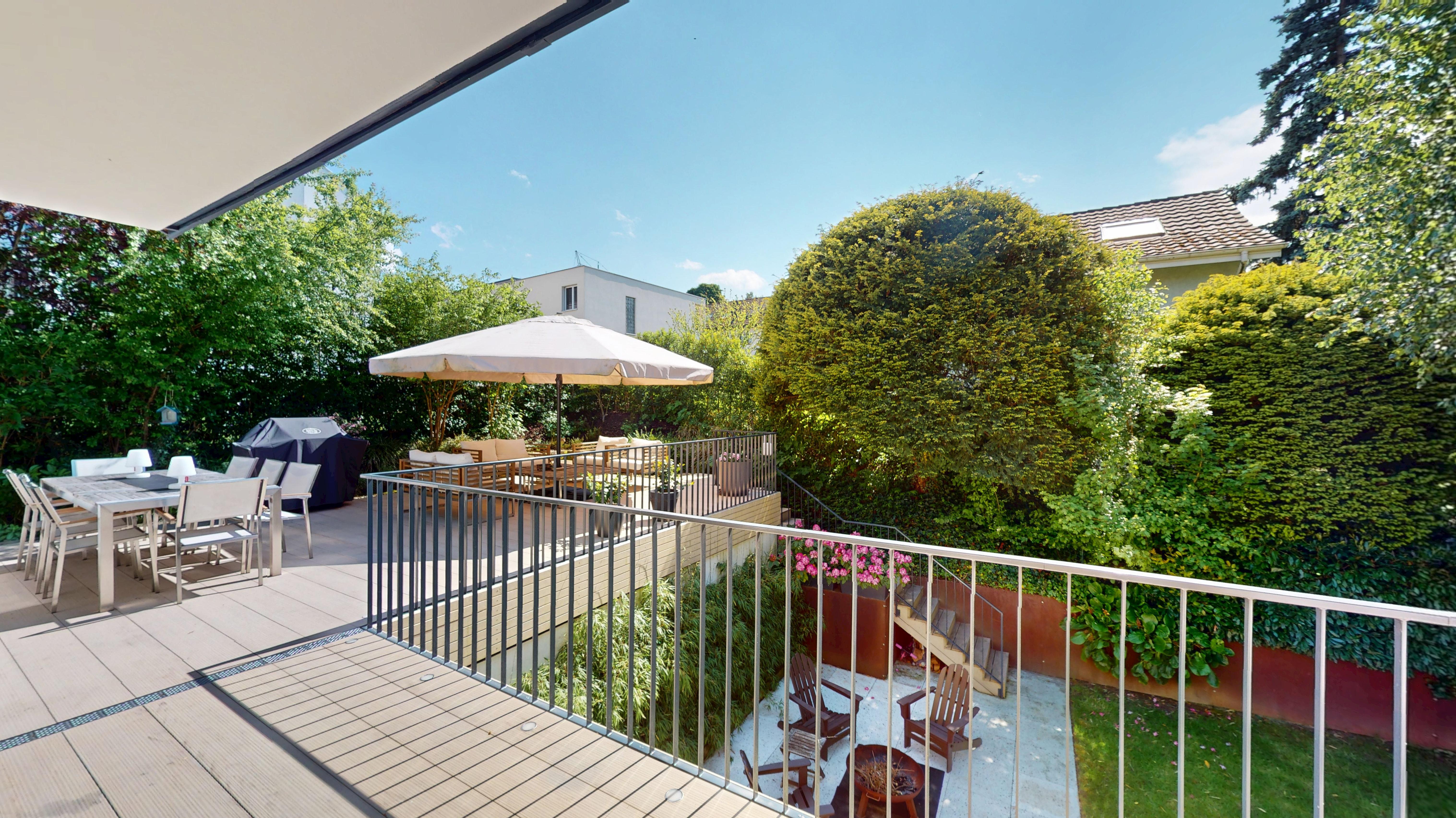 Große Terrasse mit Gartenblick