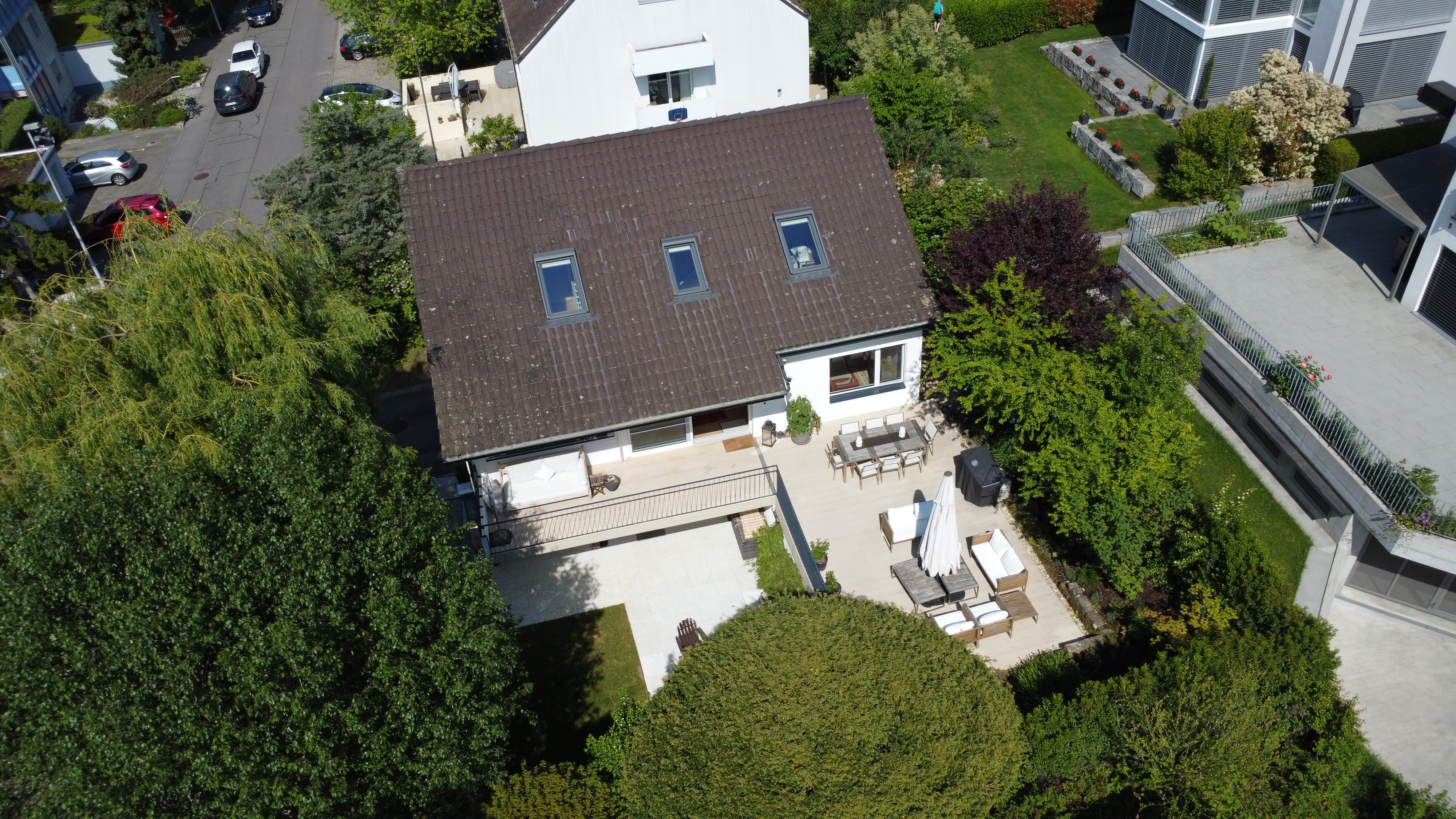 Drohnenaufnahme eines Wohnhauses mit großer Terrasse und Garten