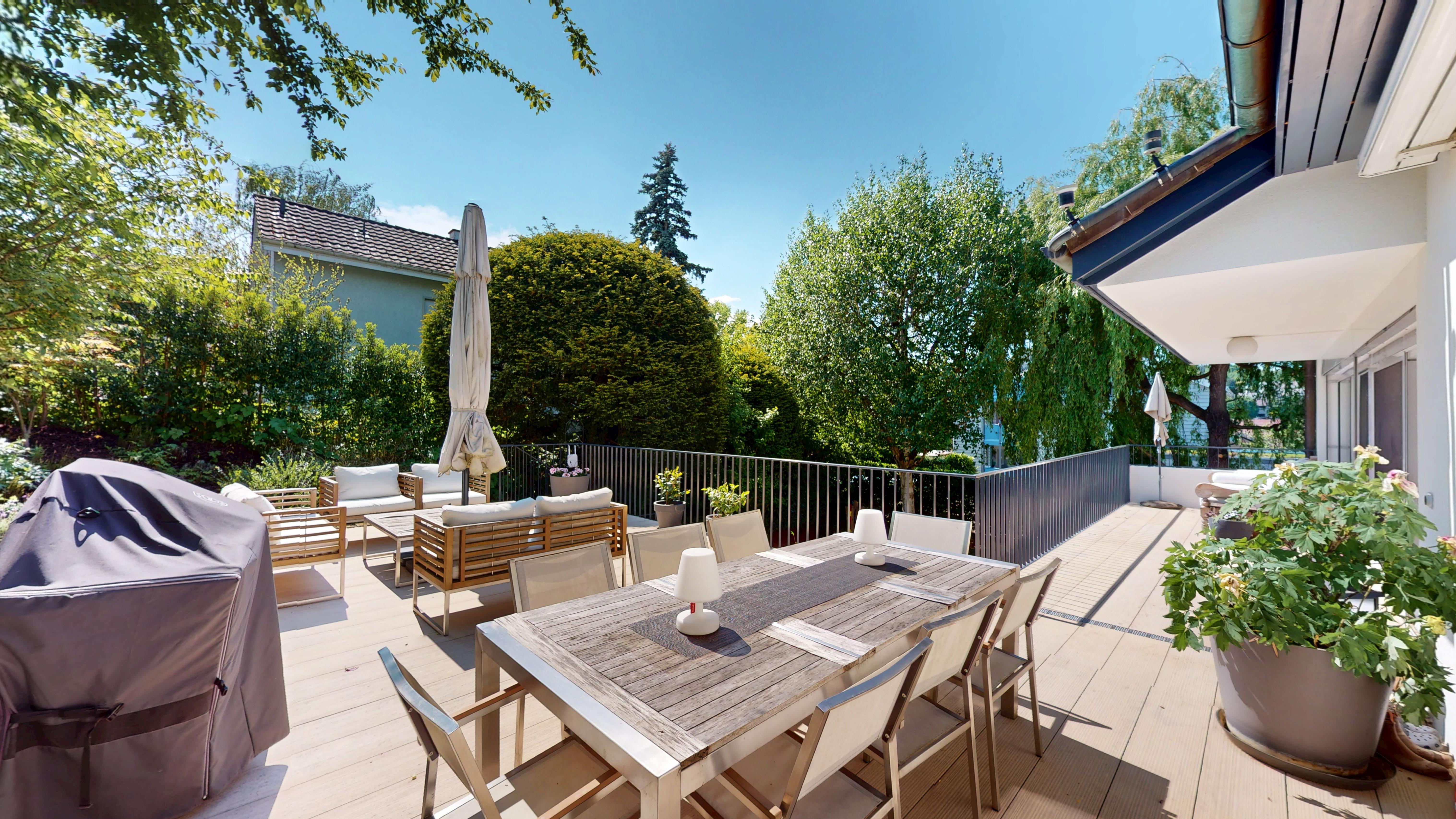 Große Terrasse mit Gartenmöbeln