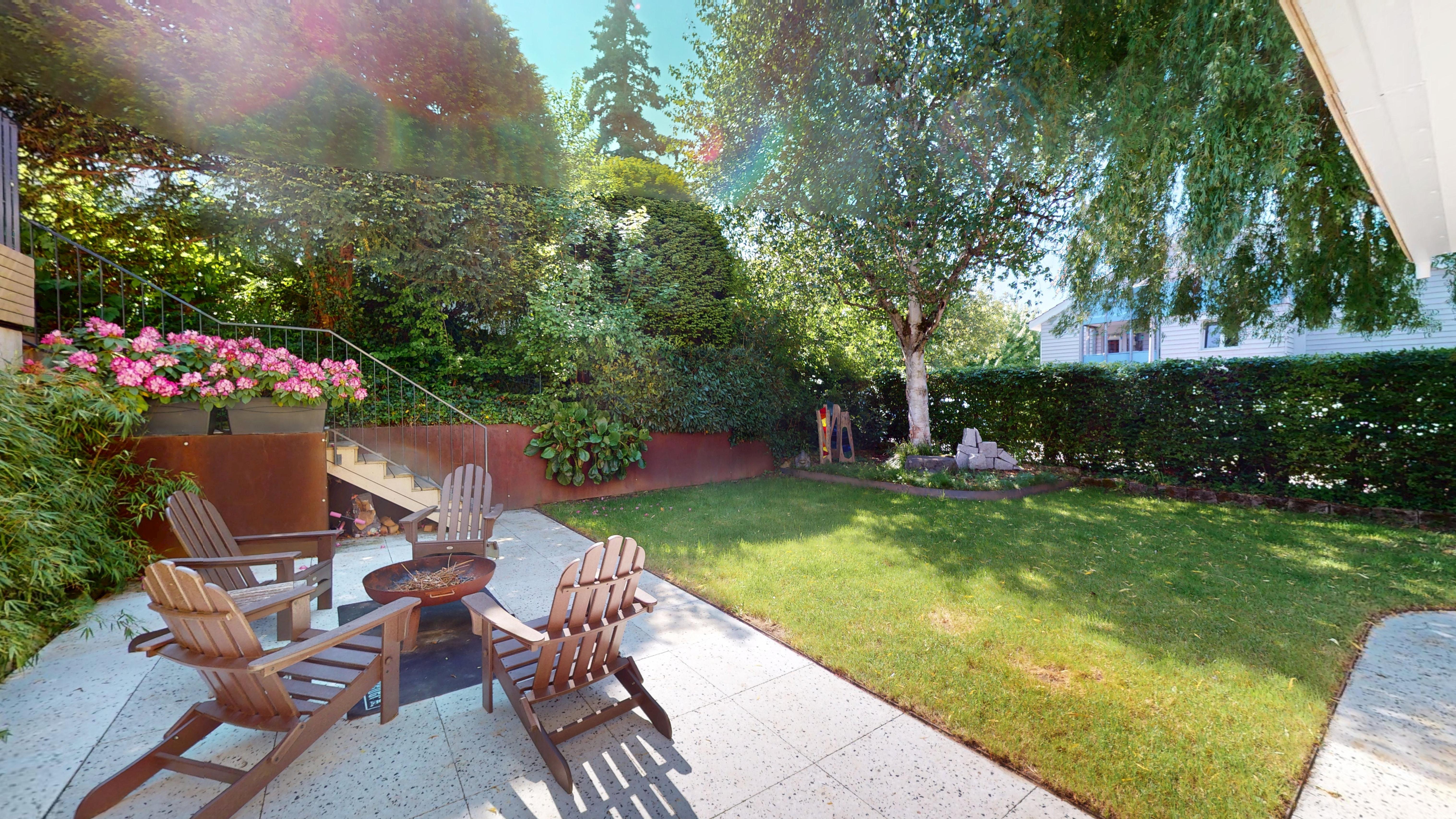 Gepflegter Garten mit Sitzbereich