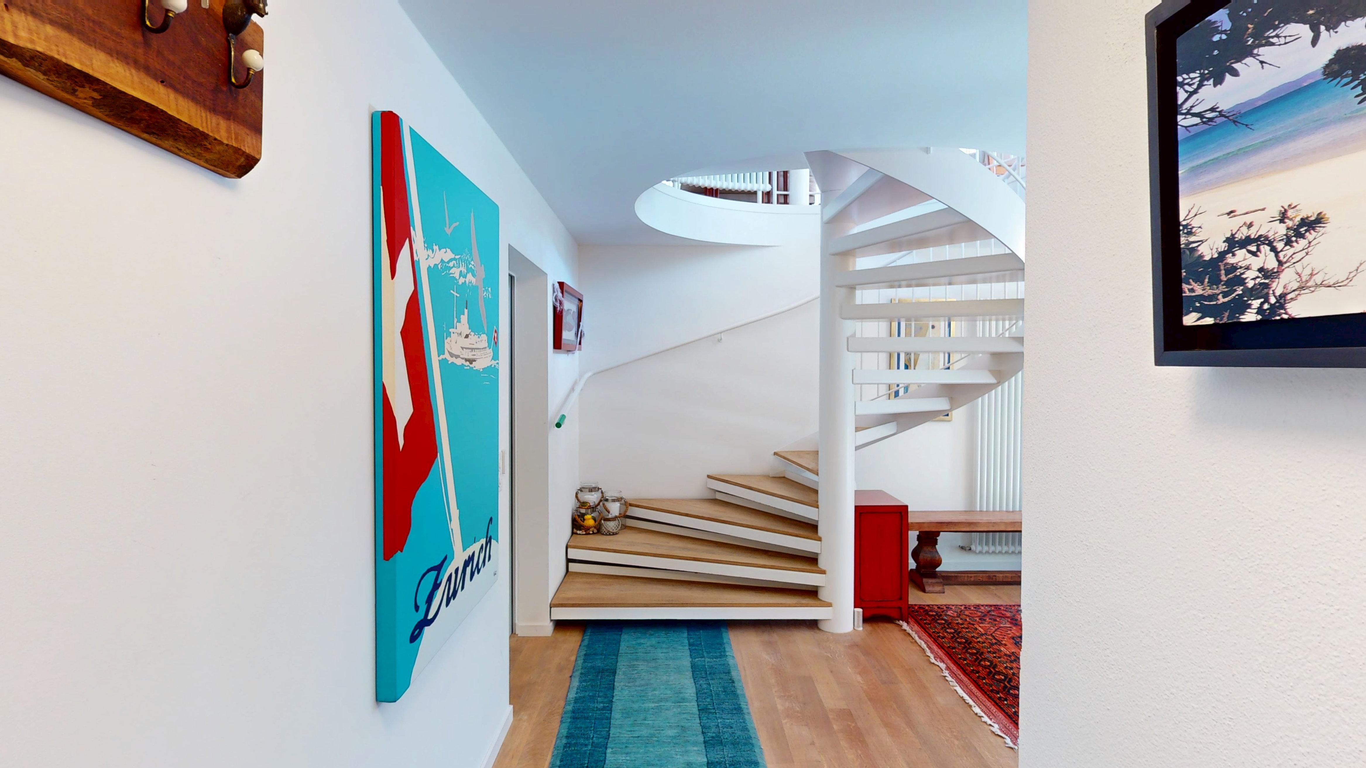 Heller Flur mit Wendeltreppe