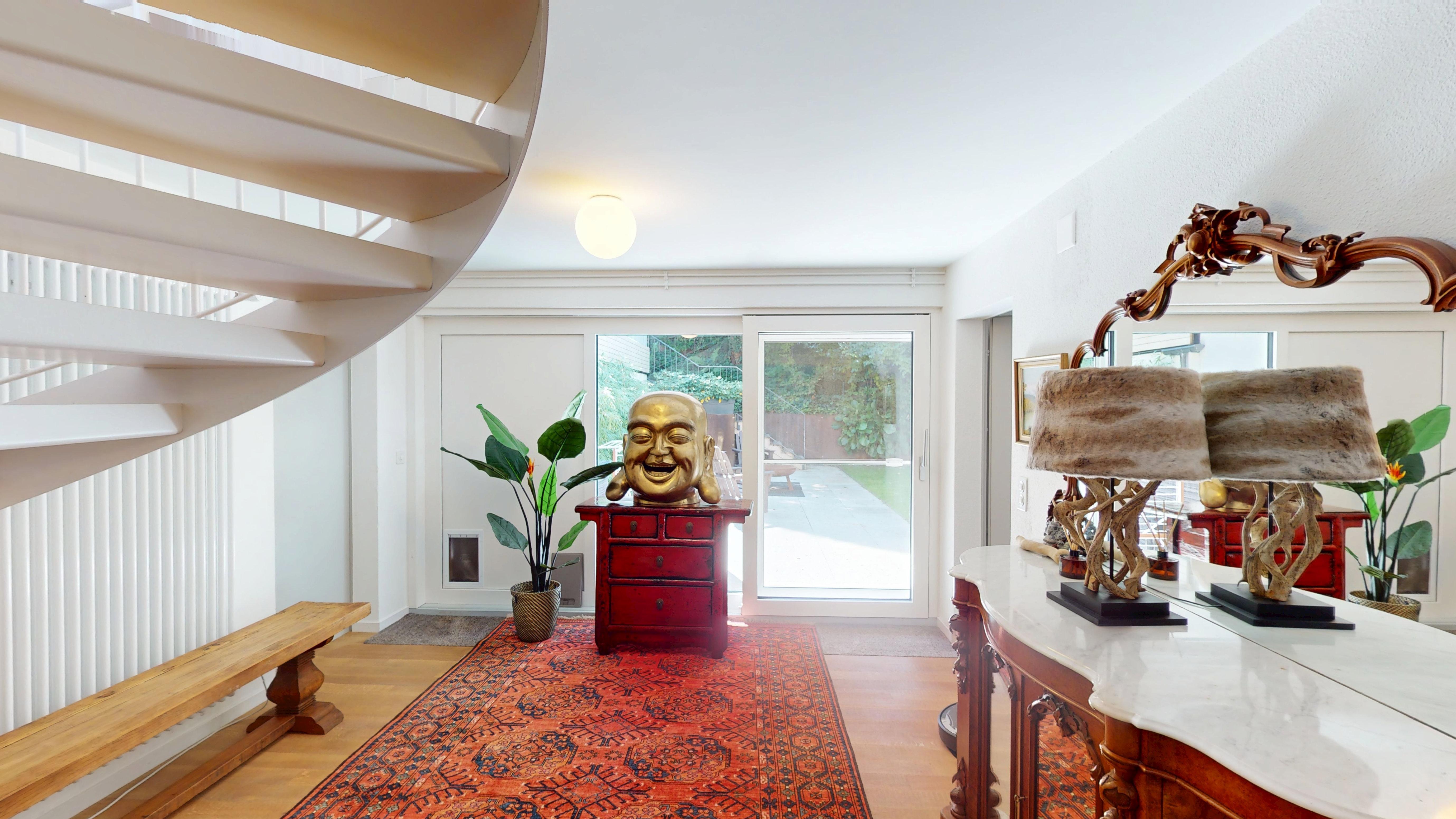 Heller Wohnbereich mit Wendeltreppe und Terrassentür