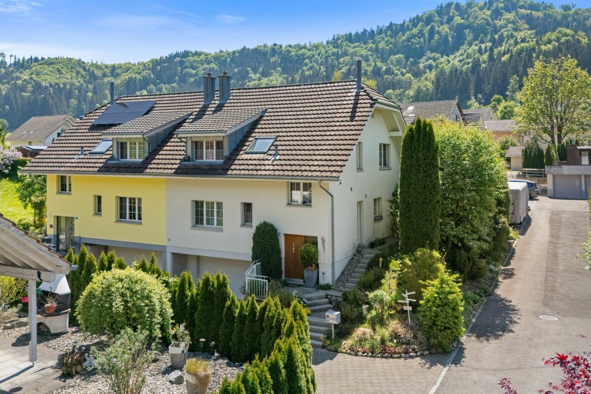 Freistehendes Einfamilienhaus mit Garten und Bergkulisse