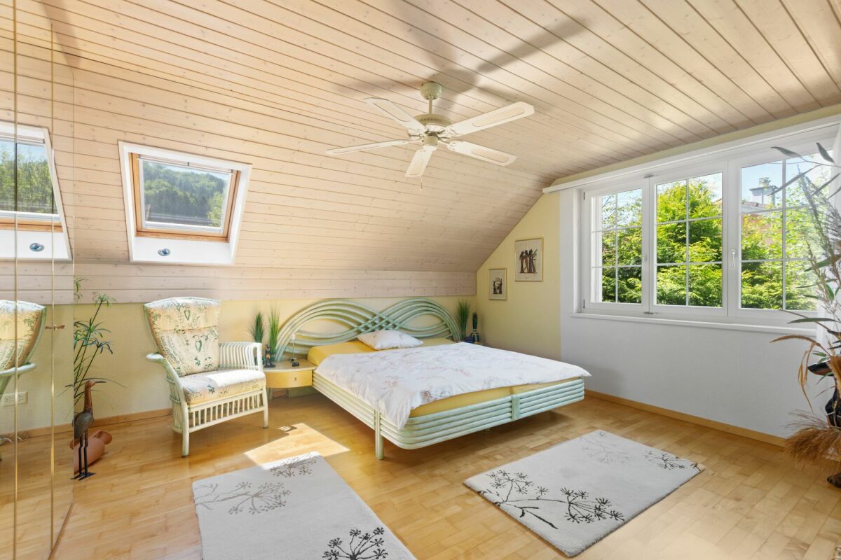 Helles Schlafzimmer mit Dachschräge