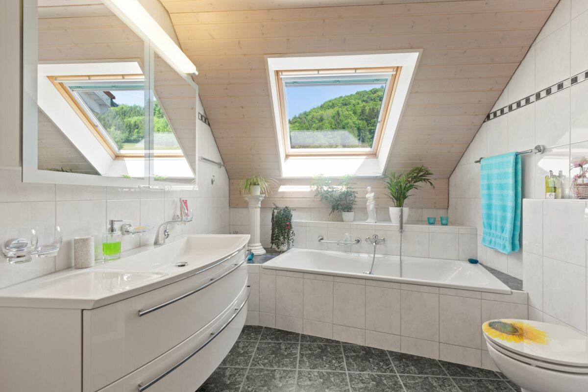 Helles Dachgeschossbad mit Dachfenstern