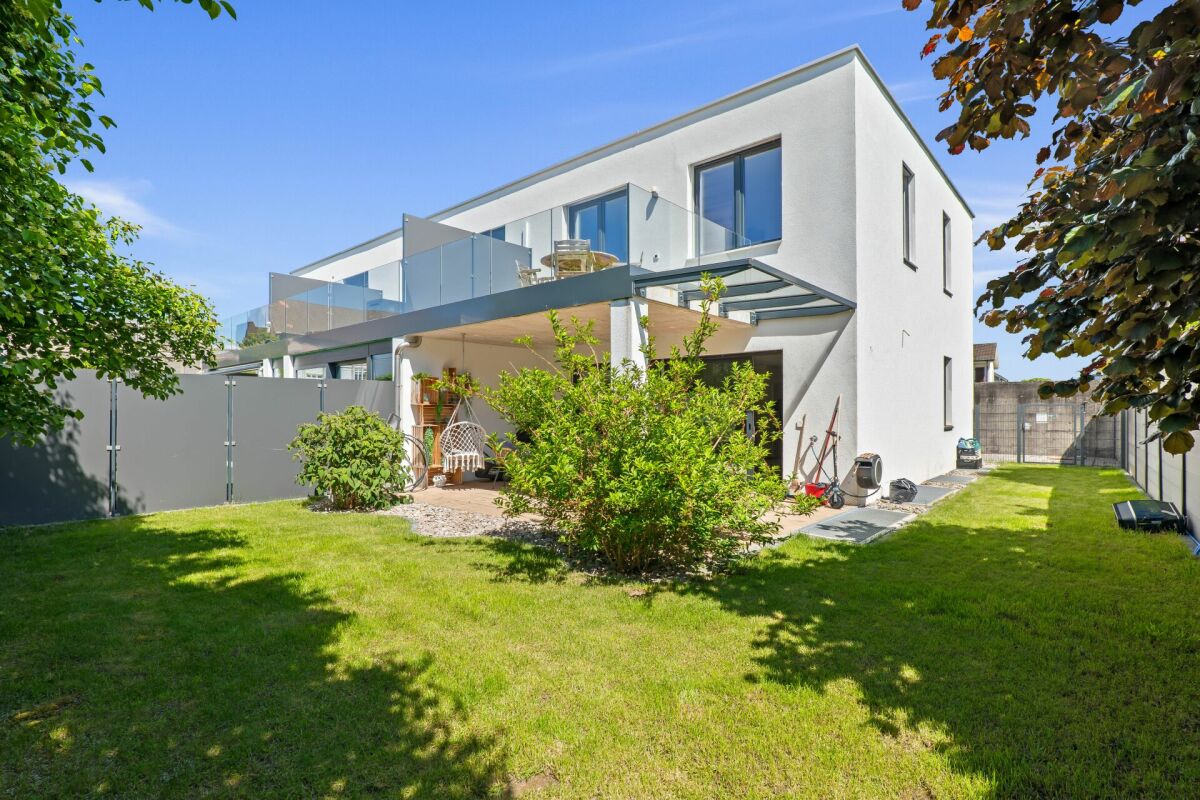 Moderner Hausgarten mit Terrasse