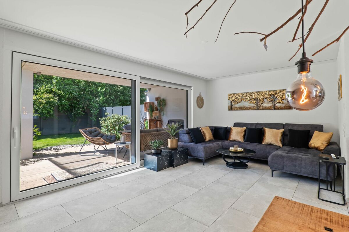 Wohnzimmer mit großer Schiebetür zum Garten