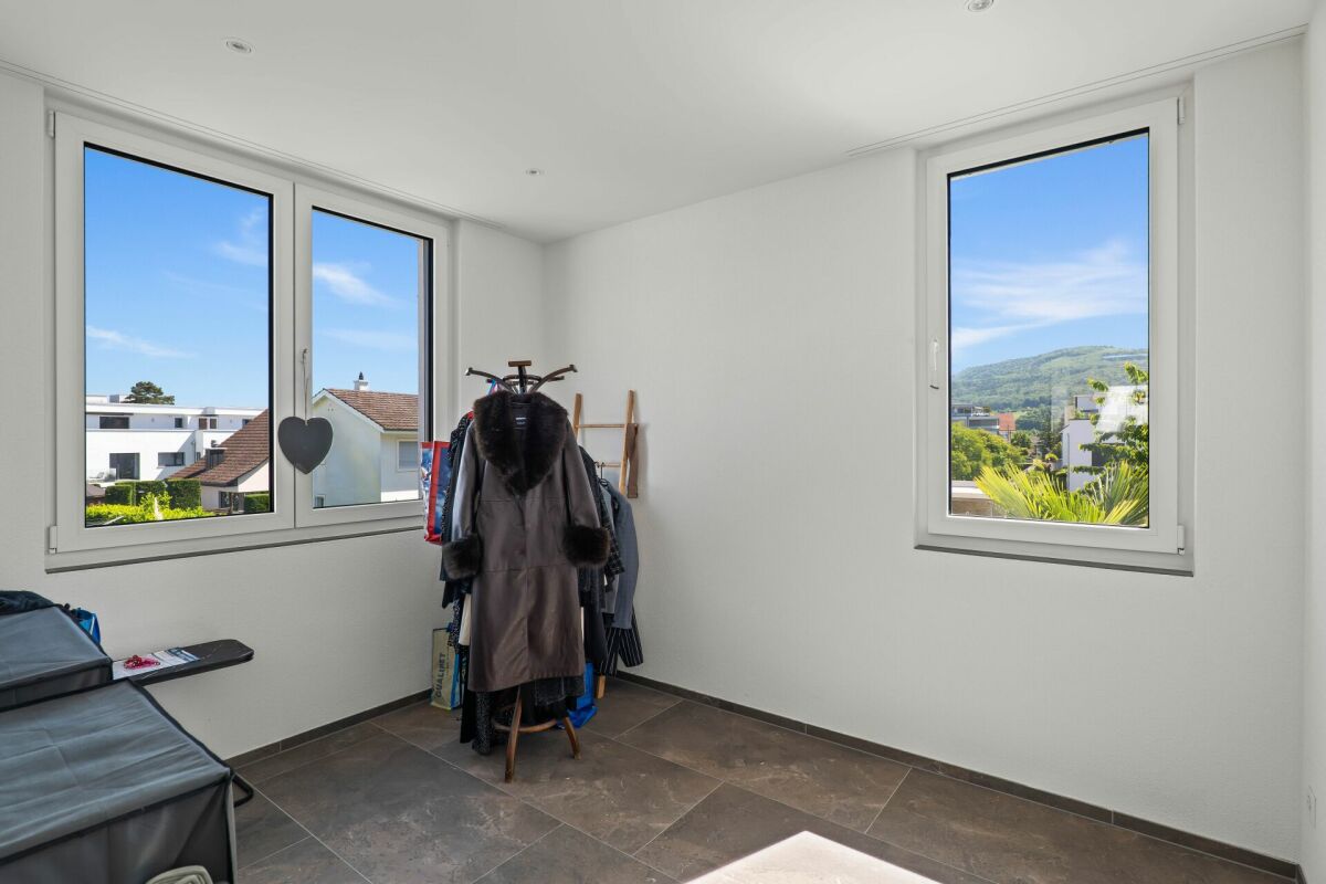 Heller Eingangs- oder Ankleideraum mit Ausblick