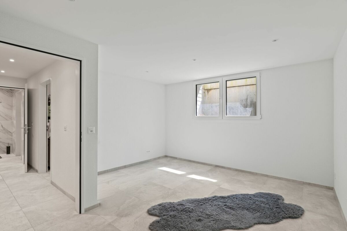 Heller leerer Raum mit Flurblick