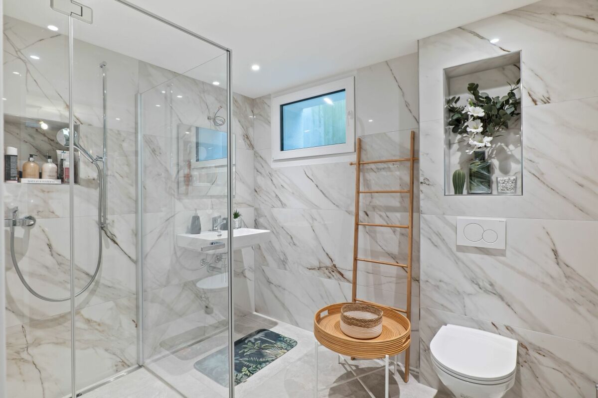 Modernes Badezimmer mit begehbarer Dusche