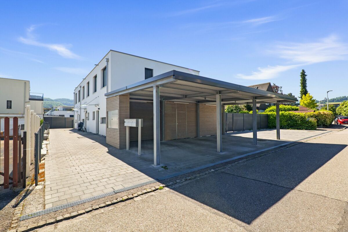 Moderne Außenansicht mit Carport