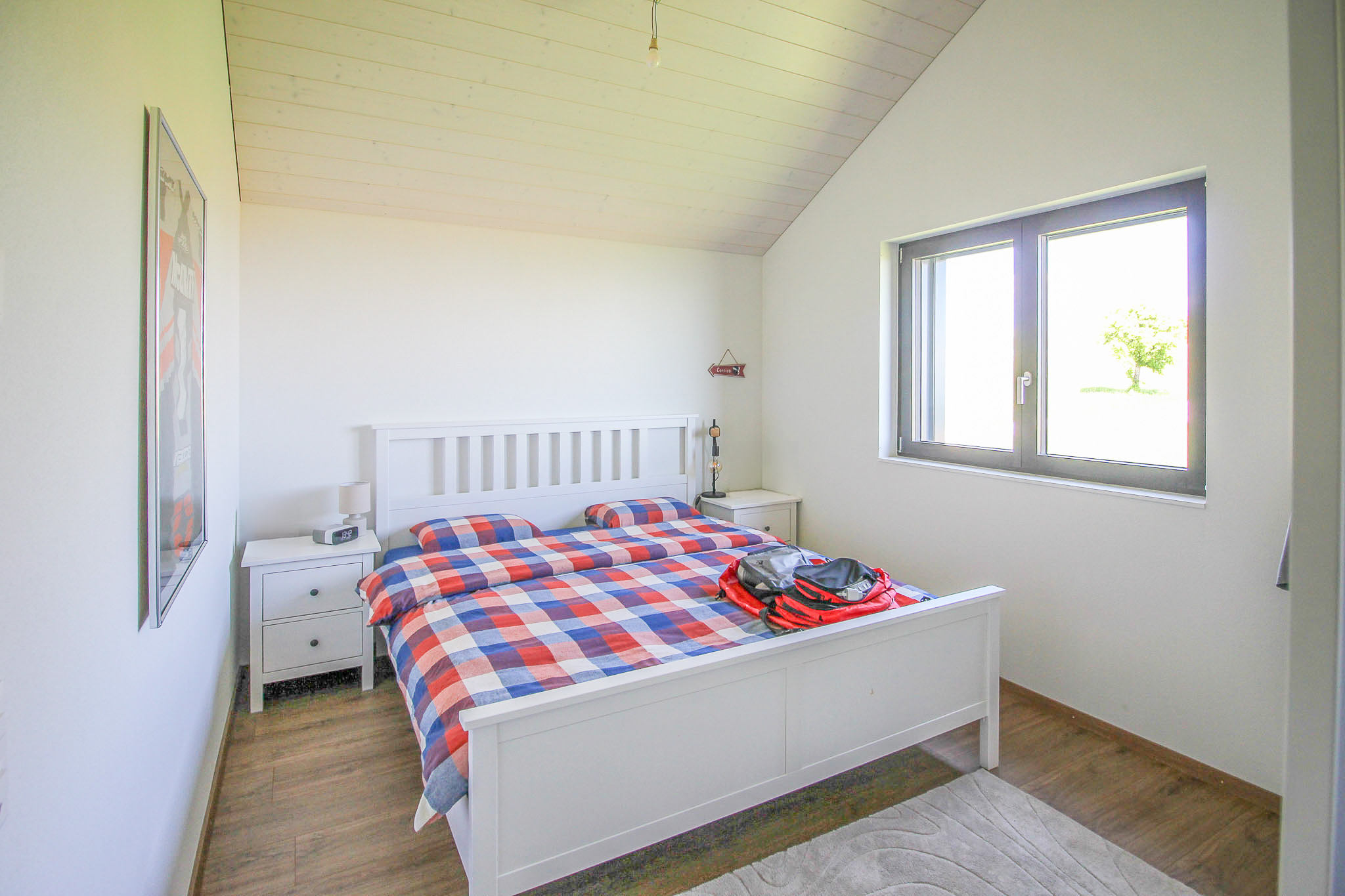 Helles Schlafzimmer mit weißem Bettgestell
