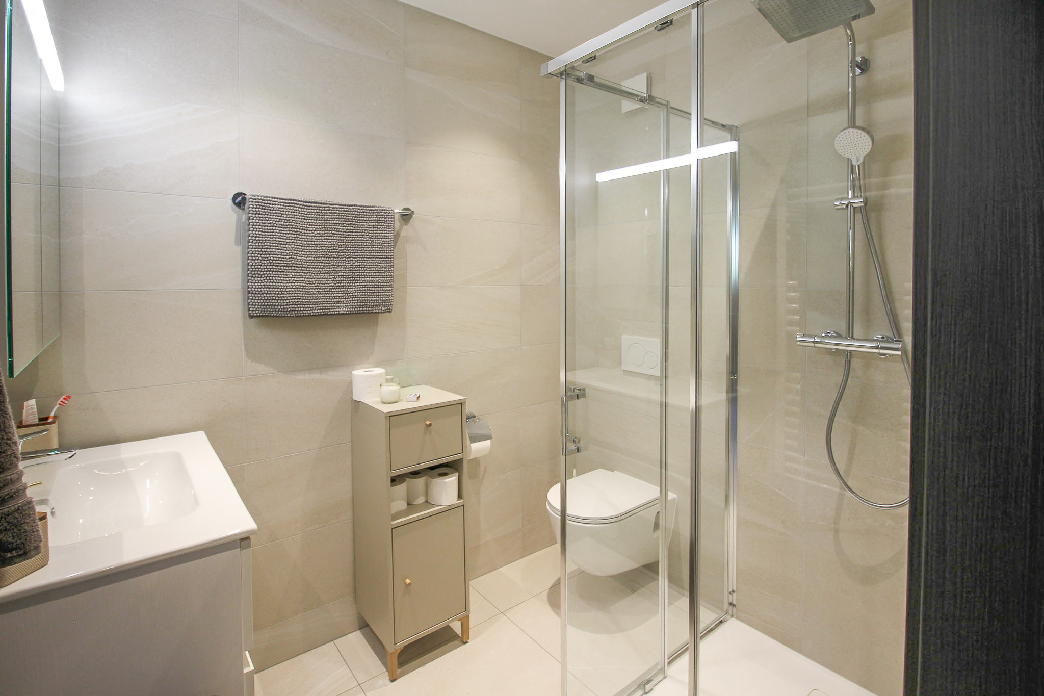 Modernes Duschbad mit WC