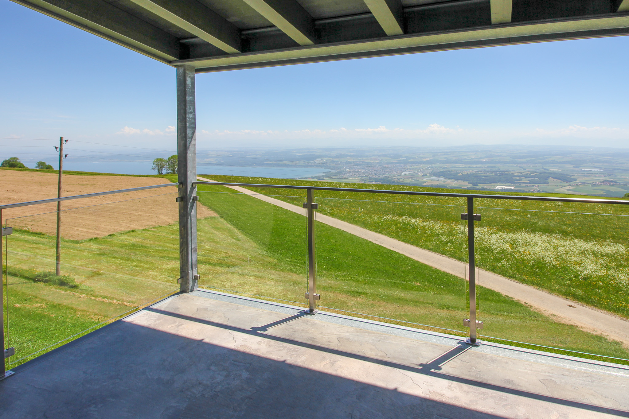 Überdachter Balkon mit Panoramablick